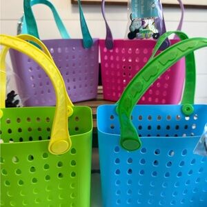 Set of 4 Viral Plastic Tote Bags w/charms